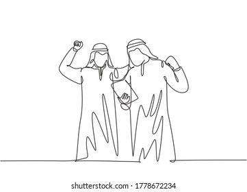 Una sola línea de dibujo de un joven y feliz director de ventas musulmán celebra el éxito mientras ve el gadget. Arabia Saudita con kandora, pañuelo en la cabeza, thobe, ghutra. Ilustración vectorial de dibujo de línea continua