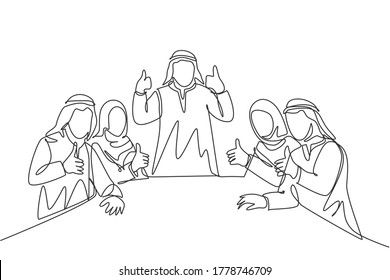 Un solo dibujo de un joven y feliz empresario musulmán y su equipo de diversidad dan impulso. Sombreado de tela saudita, pañuelo en la cabeza, túnica, ghutra. Ilustración vectorial de dibujo de línea continua