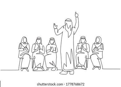 One single line drawing of young happy muslim business coach teaching how to do good presentation. Saudi Arabia cloth shmag, kandora, headscarf, thobe. Continuous line draw design vector illustration