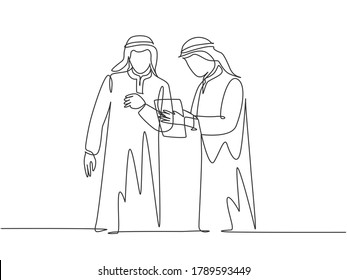 One single line drawing of young happy muslim managers discussing stock exchange movements. Saudi Arabia cloth shmag, kandora, headscarf, thobe, ghutra. Continuous line draw design vector illustration