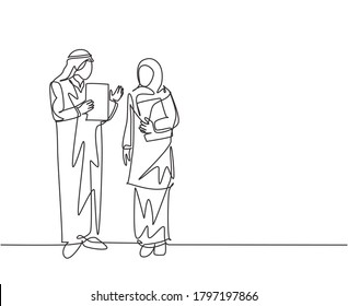 One single line drawing of young muslim manager deliver a job briefing to the female employee. Saudi Arabia cloth shmag, kandora, headscarf, ghutra. Continuous line draw design vector illustration