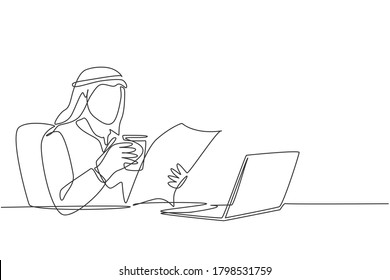 Un dibujo de una sola línea de un joven empresario musulmán leyendo noticias en periódicos e internet mientras toma un descanso en la oficina. Sombrero de ropa islámica, kandura, pañuelo. Ilustración de dibujo de línea continua