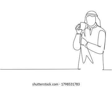 Un dibujo de una sola línea de un joven empresario musulmán que piensa en ideas de negocios mientras sostiene una taza de café. Sombrero de ropa islámica, kandura, pañuelo. Ilustración de dibujo de línea continua