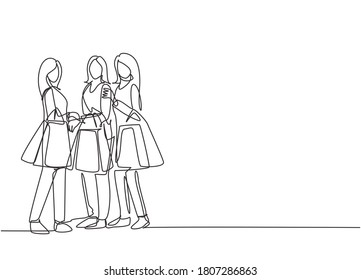 Una sola línea dibujando a un grupo joven de mujeres felices sosteniendo bolsas de papel después de ir de compras juntas a un centro comercial. Moda comercial y concepto de maquillaje comercial. Ilustración de dibujo de línea continua