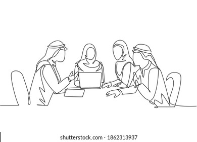 Un dibujo de una sola línea de jóvenes felices empleados de la compañía musulmana discutiendo el plan de presupuesto financiero. Hijab de tela saudita, kandora, pañuelo en la cabeza, túnica. Ilustración vectorial de dibujo de línea continua