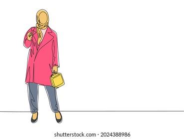 One single line drawing of young happy muslimah pose standing and ready to go hangout. Beautiful Asian woman model in trendy hijab fashion concept continuous line draw design vector illustration