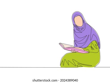 Un dibujo de una sola línea de jóvenes y atractivos musulmanes con un libro de lectura de pañoletas en la biblioteca. Hermoso modelo asiático de mujeres en el concepto de moda hijab de moda de moda contínua diseño de línea de dibujo vector ilustración