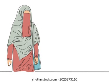 Un dibujo de una sola línea de jóvenes y atractivos musulmanes asiáticos usando burka mientras llevan una bolsa de bolsillo. Belleza tradicional Mujer árabe niqab concepto traza de línea continua diseño vector ilustración