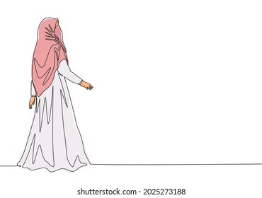 One single line drawing of young beauty saudi arabian muslimah wearing burqa and pose nicely. Traditional beautiful Arabian woman niqab cloth concept continuous line draw design vector illustration