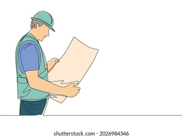 Eine einzelne Zeichnung eines jungen gut aussehenden Architekten, der ein Planpapier für die Bauskizze hält. Konzept des Hauswartungsdienstes für fortlaufende Linienzeichnung