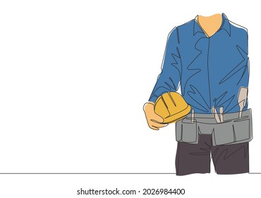 One single line drawing of young construction foreman wearing tools belt and holding helmet. Repairman construction maintenance service concept. Continuous line draw design illustration