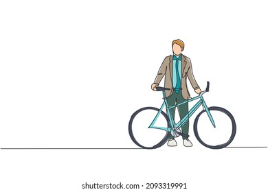 Un dibujo de una sola línea del joven y feliz empleado de la empresa emprendedora monta en bicicleta a la ilustración vectorial del espacio de coworking. Concepto de estilo de vida saludable para los viajeros de trabajo. Diseño de traza de línea continua moderna