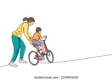 Dibujo de una sola línea de una joven madre enseñándole a su hijo a montar en bicicleta en un vector gráfico de parque público. Lección de maternidad. Concepto de tiempo familiar urbano. Diseño de traza de línea continua moderna