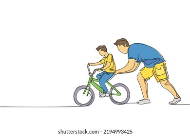 Eine einzelne Zeichnung des jungen Vaters, der seinem Sohn das Fahrrad im öffentlichen Park beibringt, Vektorgrafik. Vaterschaftstunde. Städtisches Familienzeitkonzept. Modernes Design für fortlaufende Linienführung