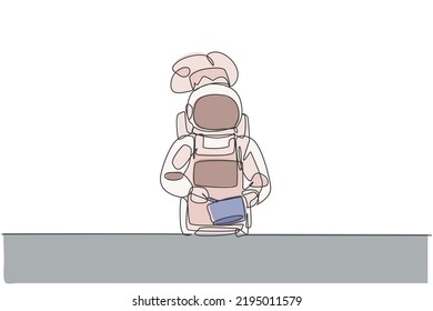 Un dibujo de una sola línea de un joven astronauta chef que mezcla masa sana con mezclador y metal de la ilustración del vector de la sartén. Delicioso concepto de galaxia espacial. Diseño de dibujo gráfico de línea continua moderno