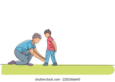 Una sola línea dibujando a un joven padre atando los cordones de sus hijos antes de ir a la escuela, ilustrando el vector de tiempo de crianza. Feliz concepto de familia jugando juntos. Diseño de dibujo gráfico de línea continua moderno