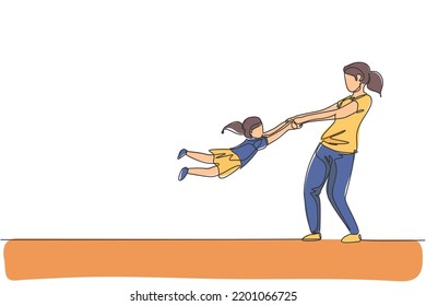 Dibujo de una sola línea de una joven mamá feliz criando y dando vuelta a su hija en el aire en la ilustración gráfica del vector de casa. Concepto de paternidad familiar. Diseño de traza de línea continua moderna