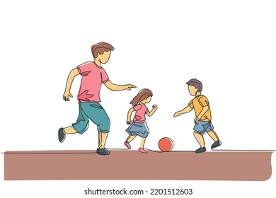 Un dibujo de una sola línea de un joven padre corre y juega fútbol con su hijo y su hija en la ilustración vectorial de un parque público. Feliz concepto de paternidad familiar. Diseño de traza de línea continua moderna