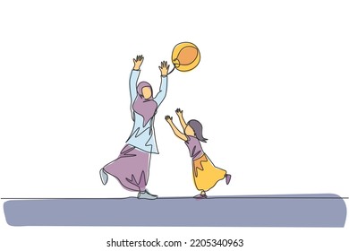Un dibujo de una sola línea de una joven madre e hija árabes jugando a la pelota de playa juntos en la ilustración del vector del parque. Feliz concepto de paternidad de la familia musulmana islámica. Diseño de traza de línea continua moderna
