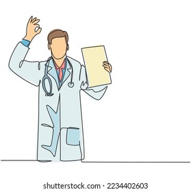 Un dibujo de una sola línea de un joven feliz médico masculino mostrando que el médico debe hacer una lista de tareas en el portapapeles y dando un buen gesto a mano. Concepto de chequeo médico diseño de traza continua de línea ilustración vectorial