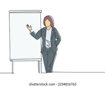 Una sola línea de dibujo de una joven empresaria presentando a los trabajadores nuevas reglas de oro de la empresa. Concepto de presentación de formación eficaz diseño de línea continua diseño gráfico ilustración vectorial