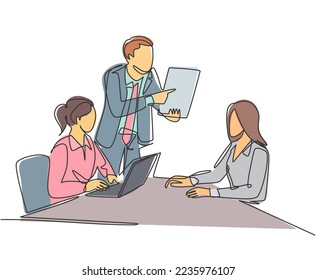 One single line drawing of young business man presenting company growth by showing increase sales graph on tablet screen. Startup meeting concept trendy continuous line draw design vector illustration
