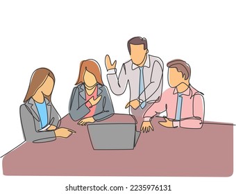 Un dibujo de una sola línea de jóvenes y felices trabajadores de la puesta en marcha enfrentando una laptop para escuchar al CEO presentando un plan de negocio. Ilustración vectorial de diseño de líneas continuas de concepto de reunión de negocios