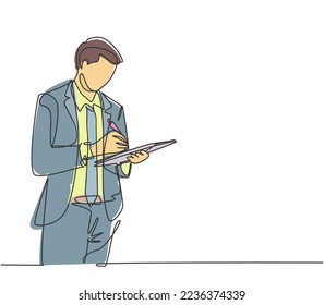 One single line drawing of young happy male worker standing while write business lesson from mentor on paper at clipboard. Business workshop concept. Continuous line draw design vector illustration