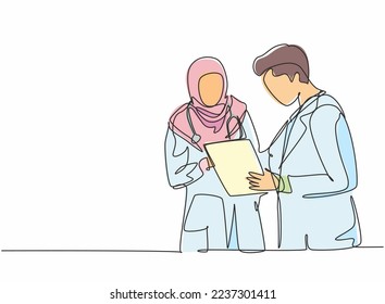 Un dibujo de una sola línea de un joven doctor discutiendo con una doctora árabe mientras estaba de pie en el pasillo del hospital. Concepto de atención médica de línea continua diseño vector ilustración