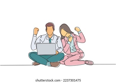 Una sola línea de dibujo de una joven pareja feliz sentada en el suelo mientras se abre una laptop para leer el informe anual de negocios. Concepto de celebración de negocios diseño de trazas de línea continua ilustración vectorial