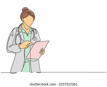 Una sola línea de dibujo de una joven doctora leyendo el historial médico del paciente en el portapapeles mientras se encuentra en el pasillo del hospital. Concepto de atención médica de línea continua diseño vector ilustración