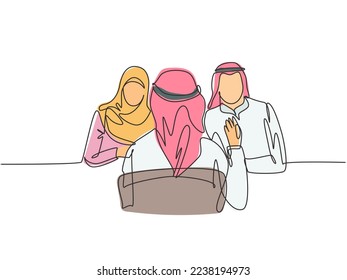 Un dibujo de una sola línea de un joven fundador de estratup que entrevista a un candidato a empleado en el cargo. Arabia Saudita viste kandora, túnica, ghutra, hijab. Ilustración vectorial de dibujo de línea continua