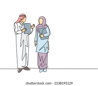 Un dibujo de una sola línea de jóvenes gerentes musulmanes ofrece información sobre el trabajo a la empleada. Sombreado de tela saudita, kandora, pañuelo en la cabeza, ghutra. Ilustración vectorial de dibujo de línea continua