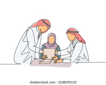 Un dibujo de una sola línea de jóvenes y felices gerentes musulmanes discutiendo y diseñando la política de la compañía. Sombreado de tela saudita, hijab, pañuelo en la cabeza, túnica. Ilustración vectorial de dibujo de línea continua