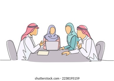 Un dibujo de una sola línea de jóvenes felices empleados de la compañía musulmana discutiendo el plan de presupuesto financiero. Hijab de tela saudita, kandora, pañuelo en la cabeza, túnica. Ilustración vectorial de dibujo de línea continua