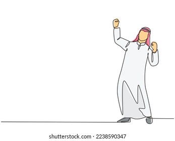 Una sola línea de dibujo de un joven y feliz gerente musulmán celebrando su éxito laboral. Empleado de Arabia Saudita con shmag, kandora, pañuelo en la cabeza, thobe ghutra. Ilustración vectorial de dibujo de línea continua