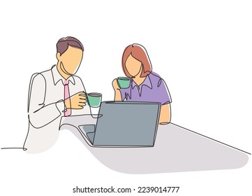 One single line drawing of young male and female marketing team members discussing promotion strategy while work meeting. Continuous line vector draw graphic design illustration