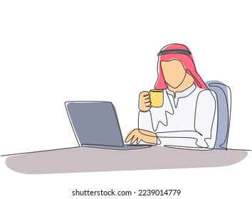 One single line drawing of young male muslim business manager reading annual report on laptop screen while drink a mug of coffee. Islamic clothing shemag, kandura, scarf. Continuous line draw design