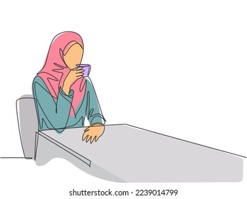 One single line drawing of young beauty female muslimah worker enjoying drink a cup of coffee at coffee shop. Islamic clothing hijab and veil concept. Continuous line draw design illustration