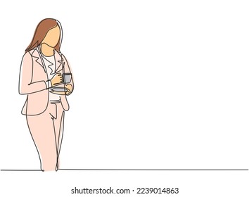 Eine einzige Zeichnung von jungen Geschäftsfrauen, die für Geschäftsideen stehen und denken, während sie eine Tasse Kaffee trinken. Drink-Tee-Konzept, kontinuierliche Linie, Vektorgrafik