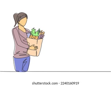 Una sola línea dibujando a una joven feliz sosteniendo una bolsa de papel de supermercado con frutas, verduras, pan, leche dentro. Concepto de compras comerciales al por menor. Ilustración de dibujo de línea continua