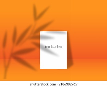 una hoja cuadrada de papel blanco texturado sobre el fondo de la pared verde claro. Cacería con una superposición de sombras vegetales. La luz natural arroja sombras a partir de las hojas de una planta exótica. Piso plano, vista superior