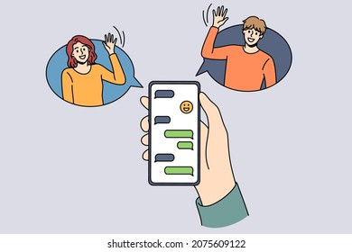 Conversación en línea y concepto de tecnologías. Mano humana sosteniendo smartphone con chat y sonrientes amigos saludando desde la ilustración vectorial de los lados 