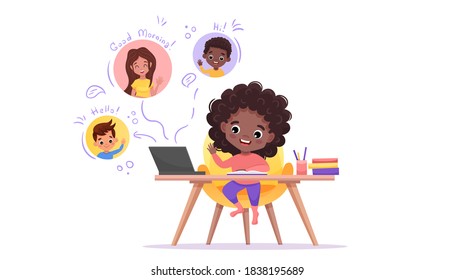 Aprendizaje en aula en línea o educación. E-learning y concepto de distancia social. Niña afroamericana de color sentada en la mesa y mira a profesores y compañeros de clase en la pantalla. Ilustración de dibujos animados planos vectoriales