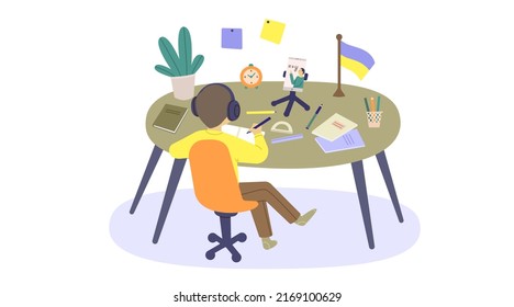 Ilustración vectorial del concepto de educación en línea. Una lección de aprendizaje infantil de clase o curso en línea. Niño sentado en una habitación con escritorio, auriculares, teléfono móvil en trípode, escribiendo en un libro de texto