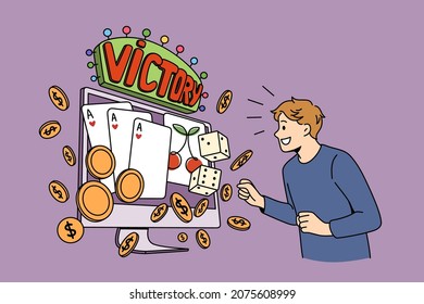 El concepto de juego y victoria en línea. Personaje de caricatura de un joven sonriente parado mirando la pantalla de una laptop con el juego y la victoria financiera ilustración vectorial