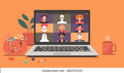 Concepto de la fiesta de Halloween en línea, personas con disfraces de horror en pantalla de laptop tienen videoconferencia para celebrar el festival, amigos reuniéndose o conectándose en videollamadas, ilustración plana vectorial