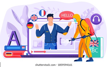 Cursos en línea de idiomas en Internet. Estudio de habla extranjera en casa. Un profesor principal lleva una lección con caja de texto y libro, banderas europeas sobre la mesa. Un hombre del servicio epidemiológico desinfectando