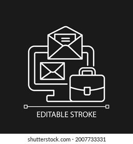 Icono lineal blanco del correo en línea para el tema oscuro. Recibir correo electrónico de negocios. Supervisión del trabajo. Ilustración personalizable de línea delgada. Símbolo de contorno vectorial aislado para el modo nocturno. Trazo editable