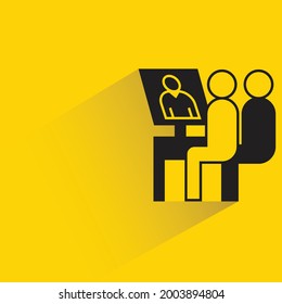 reunión en línea sobre el icono del equipo de escritorio sobre el fondo amarillo